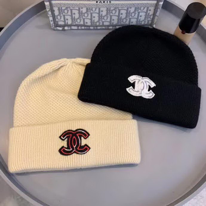 20冬季最新专柜款-Chanel新款字母刺绣标针织羊毛毛线帽，定制羊毛，简约帅气新标志，男女同款。超酷时尚街头风！