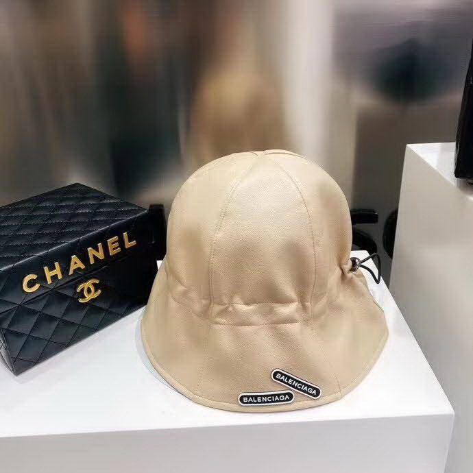 20冬季最新专柜款-Balenciaga新款抽绳皮革渔夫帽，牛皮纹路感超强，大头宝宝也可以放心入！巨遮脸的渔夫，街头风十足！仿牛皮皮革手感超好！时尚达人标配