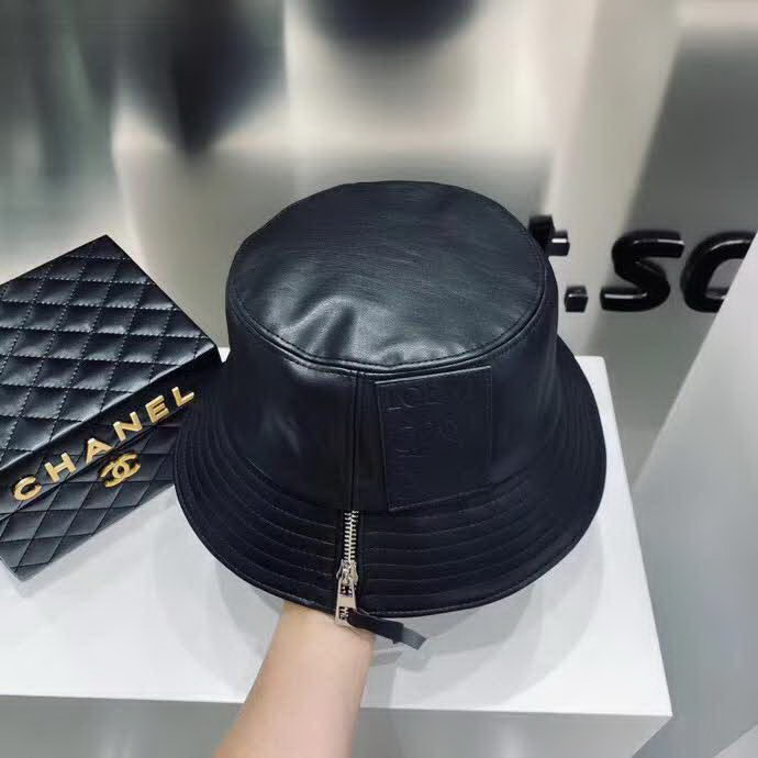 20冬季最新专柜款-罗意威LOEWE专柜同步皮革拉链皮标渔夫帽，火爆时尚单品！洗水仿小羊皮，手感超赞！时尚达人必备