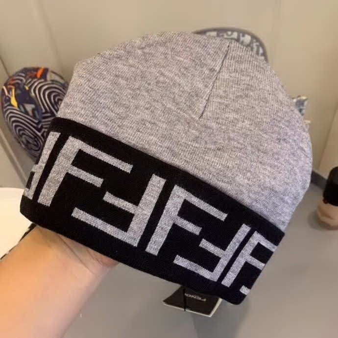 20冬季最新专柜款-Fendi早秋网红时尚博主推荐款皮标针织毛线帽，手感超柔软舒适的针织线帽，弹性极佳！时尚街头风，时尚百搭