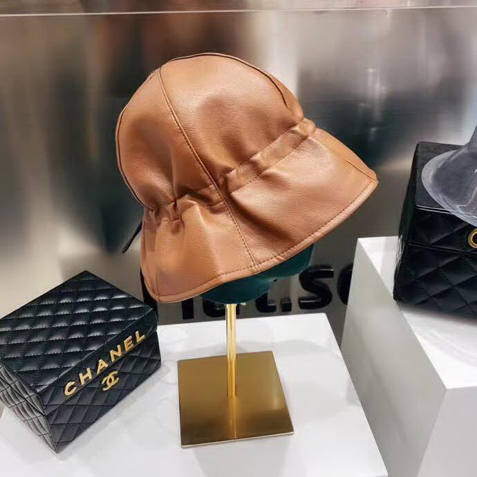 20冬季最新专柜款-Balenciaga新款抽绳皮革渔夫帽，牛皮纹路感超强，大头宝宝也可以放心入！巨遮脸的渔夫，街头风十足！仿牛皮皮革手感超好！时尚达人标配