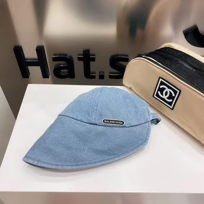 20冬季最新专柜款-Chanel新款个性前后沿渔夫帽，一款很优秀的休闲渔夫帽，洗水牛仔质感复古潮味十足，很强的街拍风，帅！纯棉牛仔棉布，一年四季都可以佩戴