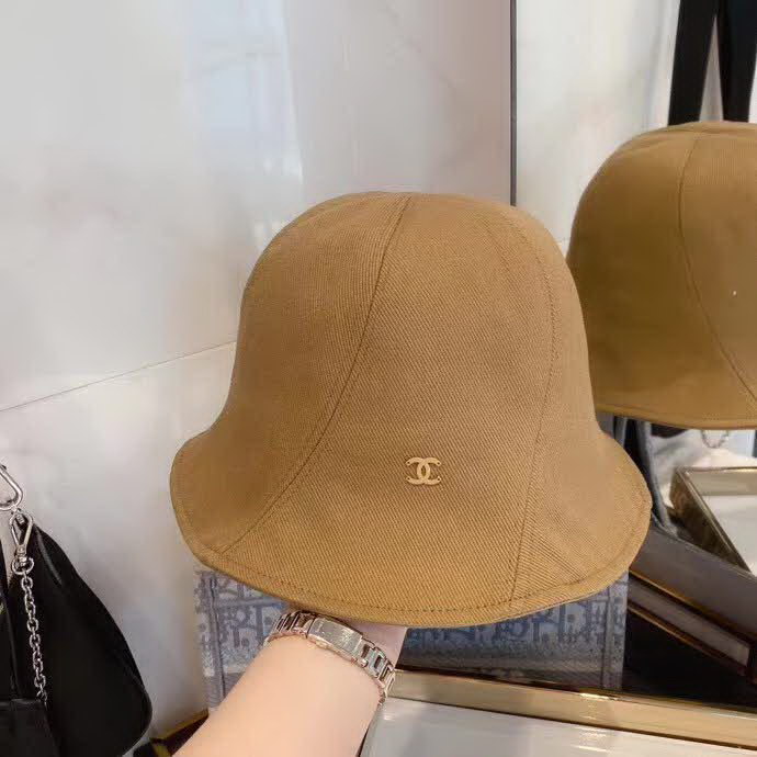 20冬季最新专柜款-Chanel可爱丸子头旋转拼接小渔夫帽，原宿风森女系，纯棉斜纹线条感很强，超显质感，偶尔偷懒不洗头，渔夫是最佳搭配单品哦！这款很休闲百搭！四季型