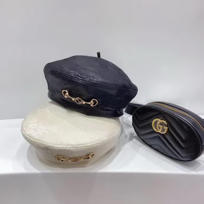 20冬季最新专柜款-古驰Gucci锁扣蕾丝双层皮革贝雷'帽优雅名媛轻奢大牌风，百搭气质款，精致小锁扣很别致，黑白两色时尚百搭！G粉必入