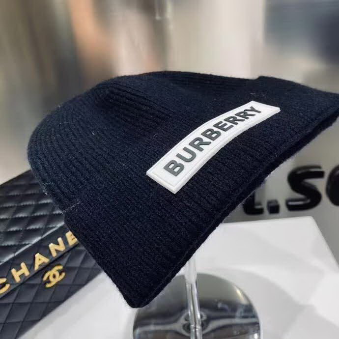 20冬季最新专柜款-Burberry新款新标志针织毛线帽，超厚实的一款哦！棉➕羊毛，用料十足。大童及成年人都可以配。时尚简约大牌风！
