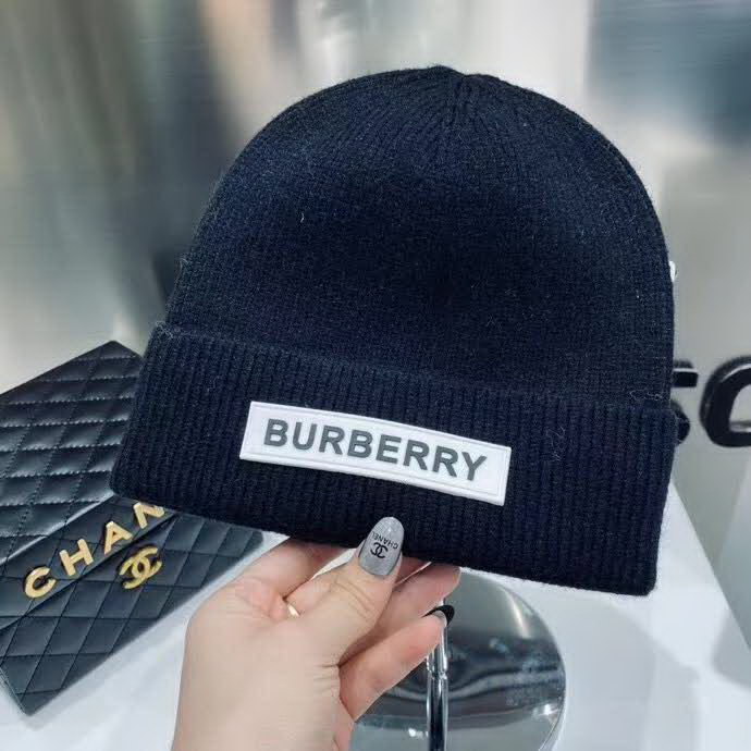 20冬季最新专柜款-Burberry新款新标志针织毛线帽，超厚实的一款哦！棉➕羊毛，用料十足。大童及成年人都可以配。时尚简约大牌风！