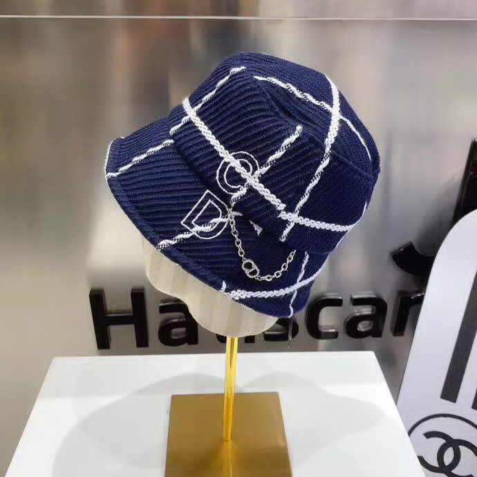 20冬季最新专柜款-Balenciaga新款粗呢大格纹桶帽渔夫帽，面料超厚实的一款，很有质感，简约风格设计，小心机CD链，简约而不简单！