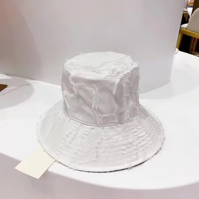 20冬季最新专柜款-迪奥Dior20新款剪花渔夫帽，仙女渔夫帽，此款是大檐，谁戴谁显脸小，很特别的面料！Baby机场秀出镜率巨高的一款！