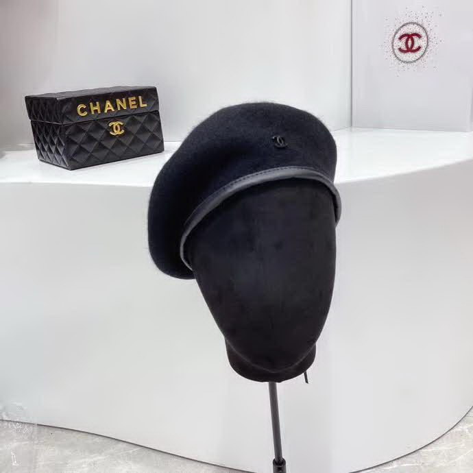 20冬季最新专柜款-Chanel秋冬新款简约时尚彩色羊毛贝雷帽，羊毛皮边彩色贝雷！很俏皮的款式，可爱甜美风！贝雷帽超好凹造型！颜色都很好看！香粉不要错过哦