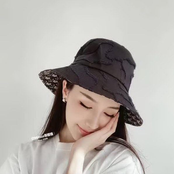 20冬季最新专柜款-迪奥Dior20新款剪花渔夫帽，仙女渔夫帽，此款是大檐，谁戴谁显脸小，很特别的面料！Baby机场秀出镜率巨高的一款！