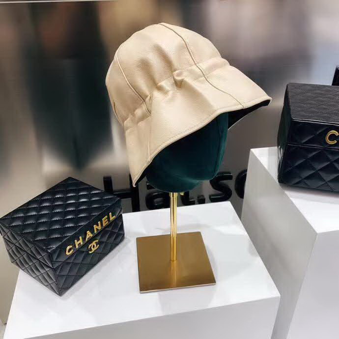 20冬季最新专柜款-Balenciaga新款抽绳皮革渔夫帽，牛皮纹路感超强，大头宝宝也可以放心入！巨遮脸的渔夫，街头风十足！仿牛皮皮革手感超好！时尚达人标配