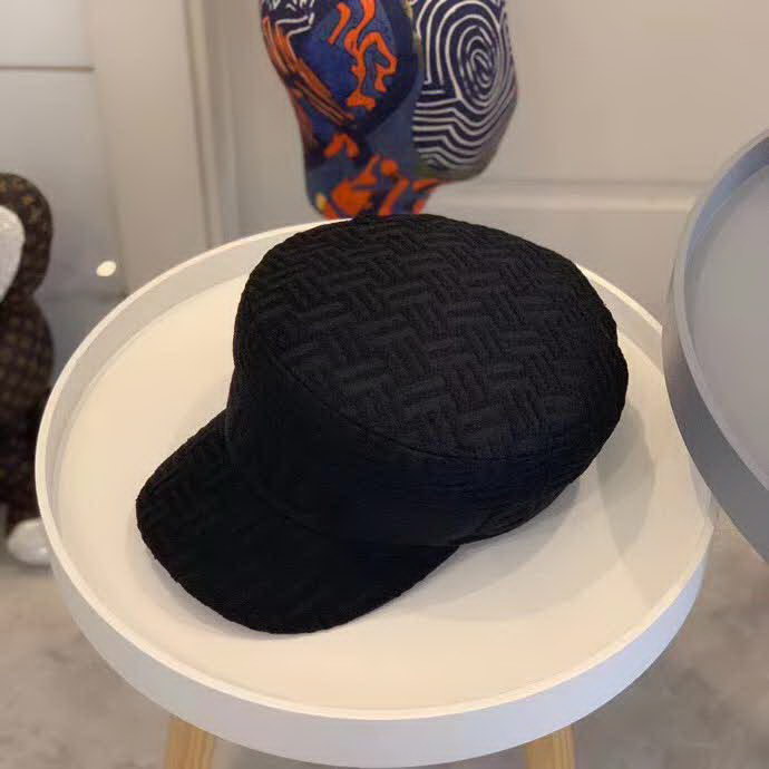 20冬季最新专柜款-Fendi20秋冬新款老花字母logo童帽军帽超名媛，加深帽型更显气质，本季爆款