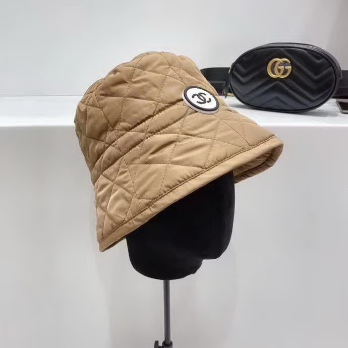 20冬季最新专柜款-香奈儿Chanel新款菱形格羽绒棉抽绳渔夫帽桶帽，很法式的一款，抽绳头围，有效挡风保暖，防水布面料，帽子柔软轻盈舒适！桶帽形状超好遮脸呦