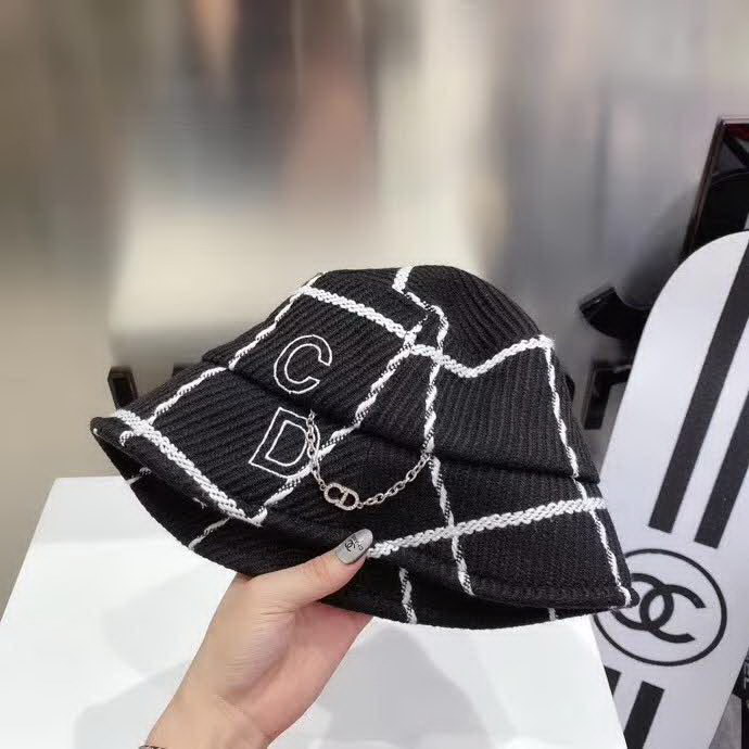 20冬季最新专柜款-Balenciaga新款粗呢大格纹桶帽渔夫帽，面料超厚实的一款，很有质感，简约风格设计，小心机CD链，简约而不简单！