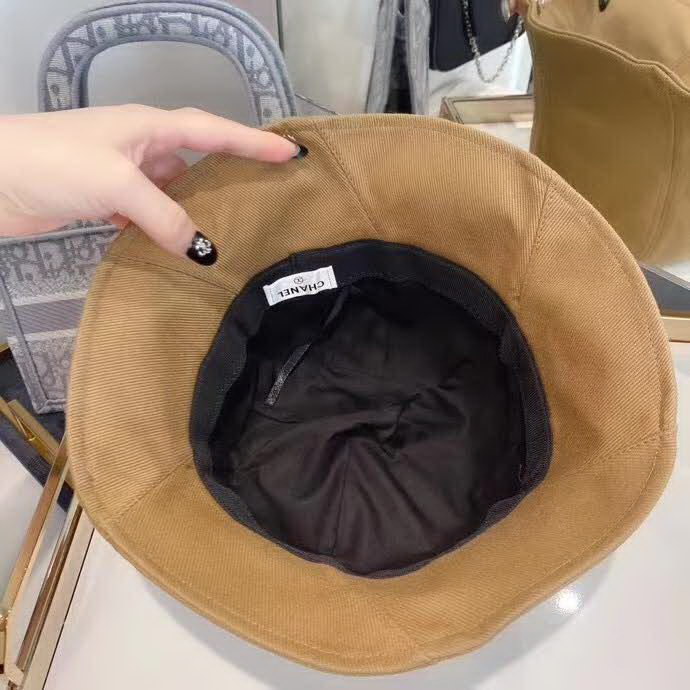 20冬季最新专柜款-Chanel可爱丸子头旋转拼接小渔夫帽，原宿风森女系，纯棉斜纹线条感很强，超显质感，偶尔偷懒不洗头，渔夫是最佳搭配单品哦！这款很休闲百搭！四季型