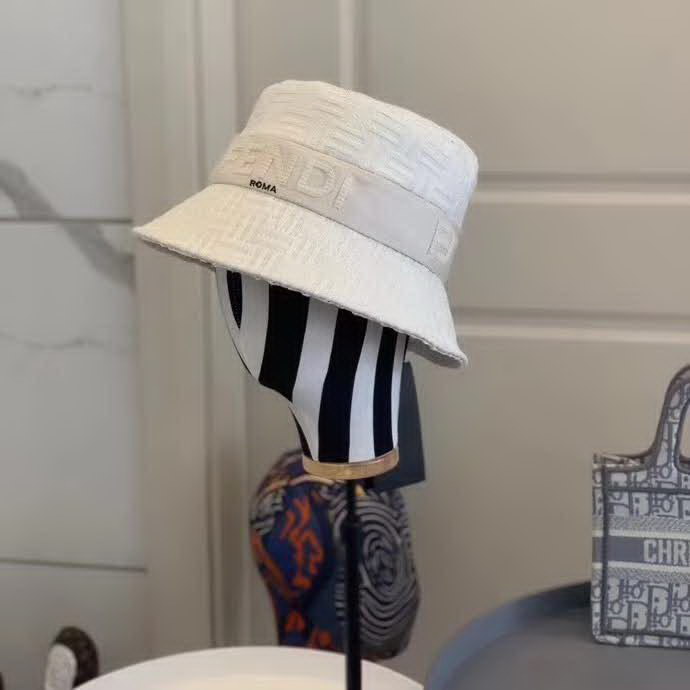 20冬季最新专柜款-Fendi20秋冬新款老花字母logo渔夫帽帽超名媛，加深帽型更显气质，本季爆款