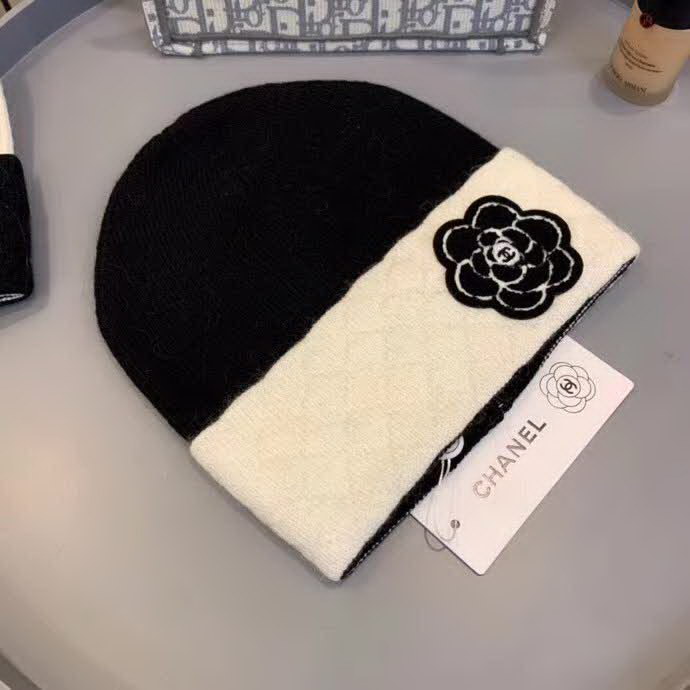 20冬季最新专柜款-香奈儿Chanel针织山茶花毛线帽，定制毛线，手勾手感很好，而且非常厚实哦 质量杠杠滴，适合日常搭配 修饰脸型的单品神器