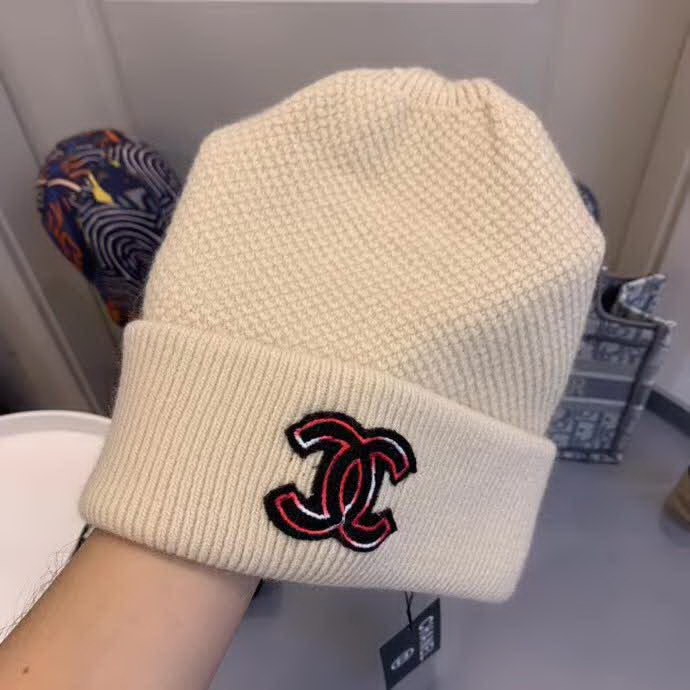 20冬季最新专柜款-Chanel新款字母刺绣标针织羊毛毛线帽，定制羊毛，简约帅气新标志，男女同款。超酷时尚街头风！