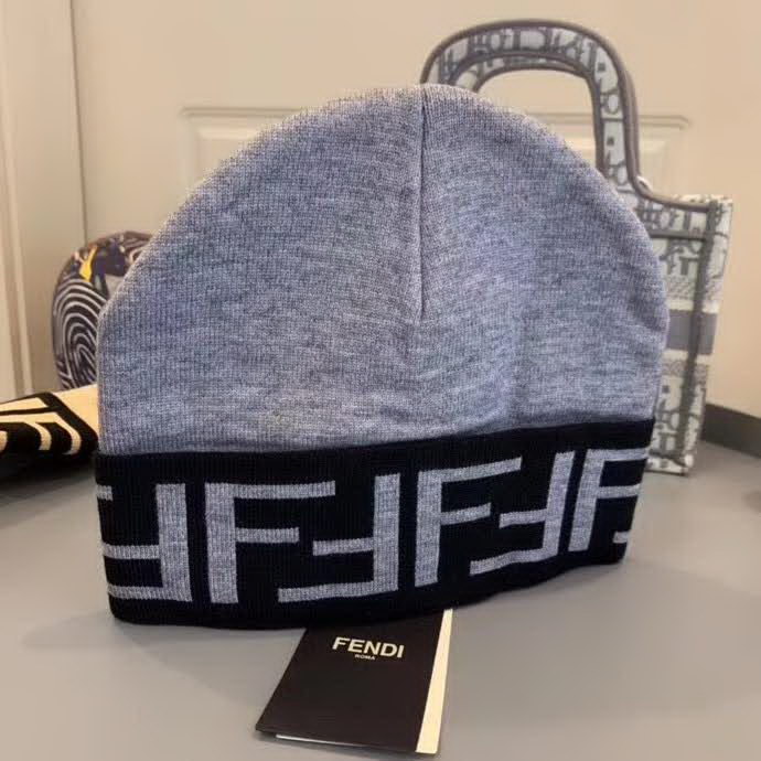 20冬季最新专柜款-Fendi早秋网红时尚博主推荐款皮标针织毛线帽，手感超柔软舒适的针织线帽，弹性极佳！时尚街头风，时尚百搭