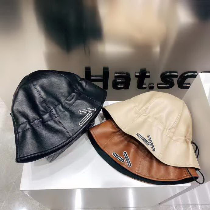 20冬季最新专柜款-Balenciaga新款抽绳皮革渔夫帽，牛皮纹路感超强，大头宝宝也可以放心入！巨遮脸的渔夫，街头风十足！仿牛皮皮革手感超好！时尚达人标配