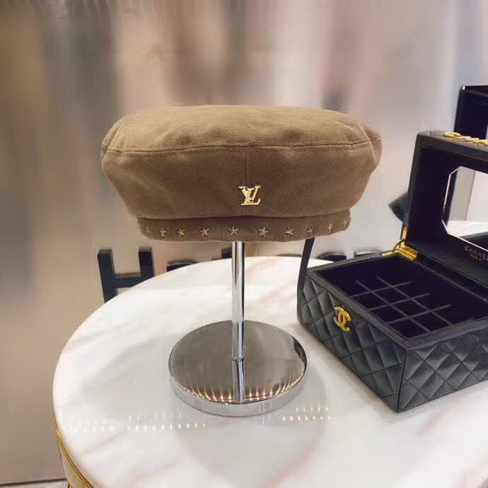 20冬季最新专柜款-路易威登LV新款磨毛星星铆钉斜纹纯棉贝雷帽，重工铜制帽铆钉，很精致，帽型裁剪恰到好处！很好戴！