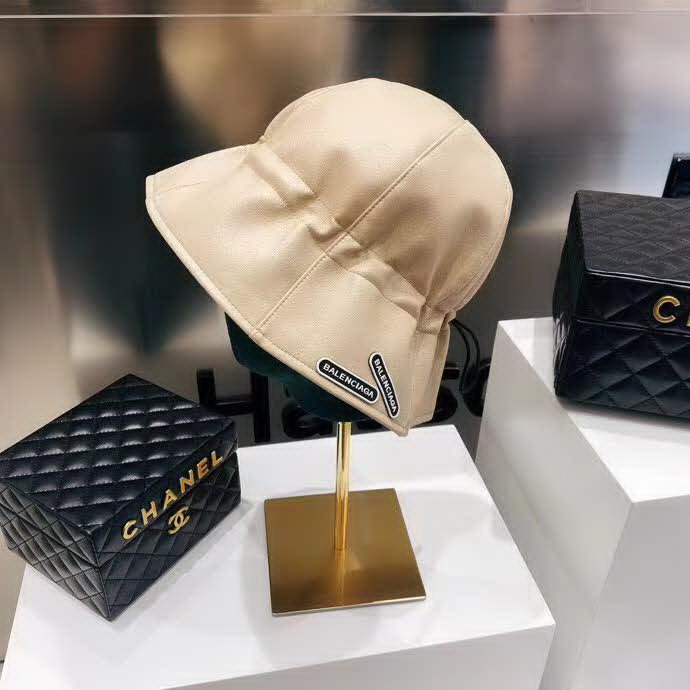 20冬季最新专柜款-Balenciaga新款抽绳皮革渔夫帽，牛皮纹路感超强，大头宝宝也可以放心入！巨遮脸的渔夫，街头风十足！仿牛皮皮革手感超好！时尚达人标配