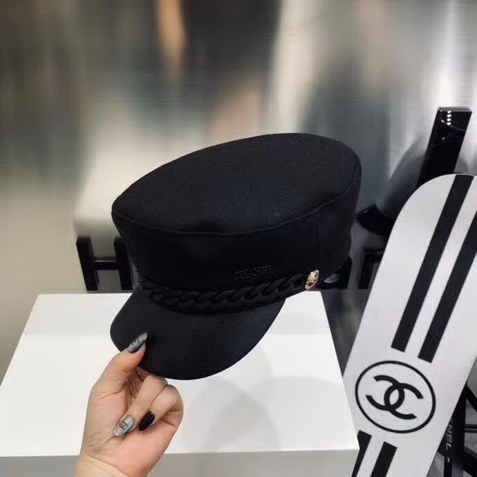 20冬季最新专柜款-Chanel新款磨砂链条装饰拼皮帽檐军帽。高档羊毛呢子，爆款军帽