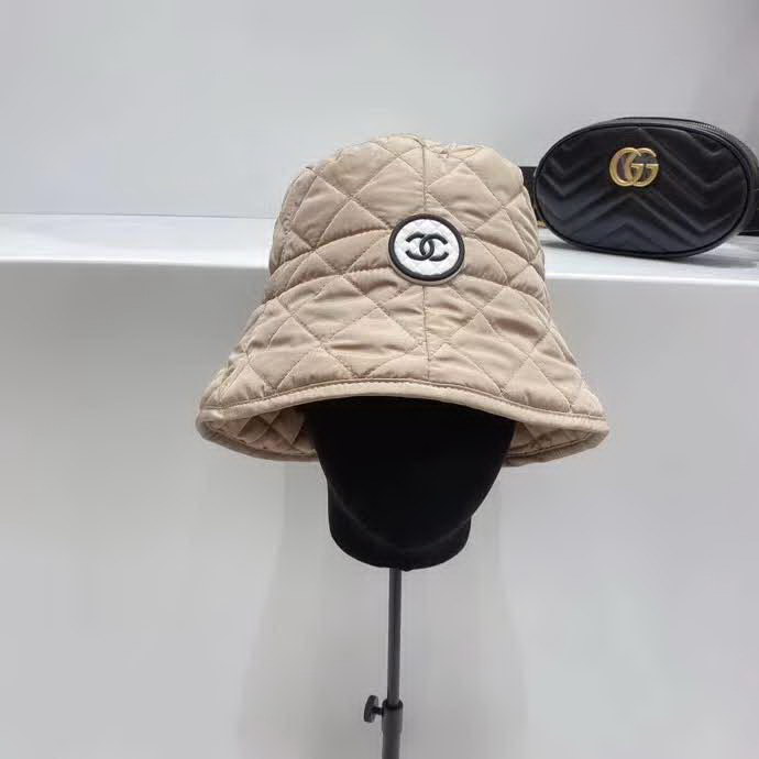 20冬季最新专柜款-香奈儿Chanel新款菱形格羽绒棉抽绳渔夫帽桶帽，很法式的一款，抽绳头围，有效挡风保暖，防水布面料，帽子柔软轻盈舒适！桶帽形状超好遮脸呦