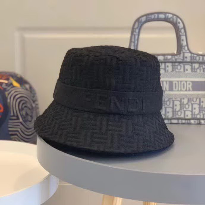 20冬季最新专柜款-Fendi20秋冬新款老花字母logo渔夫帽帽超名媛，加深帽型更显气质，本季爆款