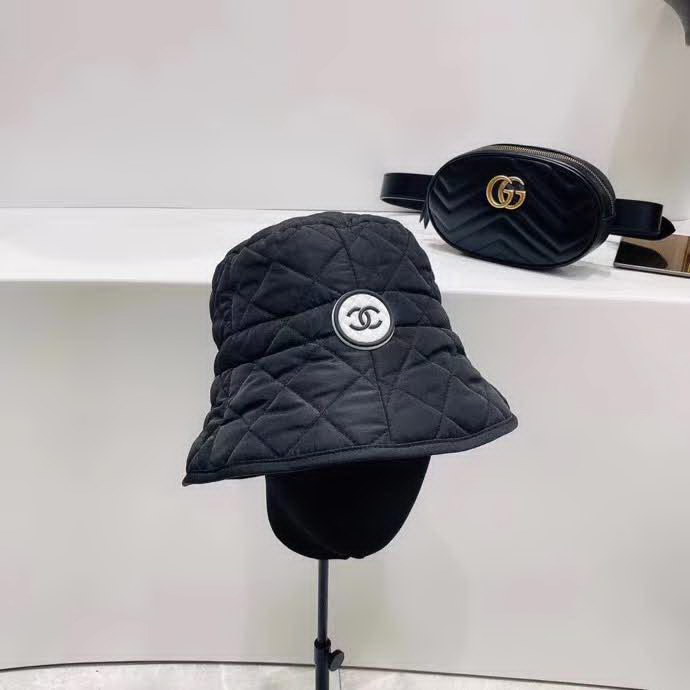 20冬季最新专柜款-香奈儿Chanel新款菱形格羽绒棉抽绳渔夫帽桶帽，很法式的一款，抽绳头围，有效挡风保暖，防水布面料，帽子柔软轻盈舒适！桶帽形状超好遮脸呦