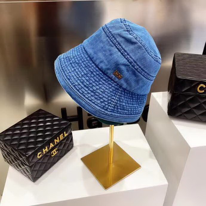 20冬季最新专柜款-Dior新款洗水牛仔渔夫帽，长短前后沿。超酷的好吗！随手一搭，时尚街拍潮人的风格就出来了！单层牛仔！不厚，四季都可以戴，男女款！