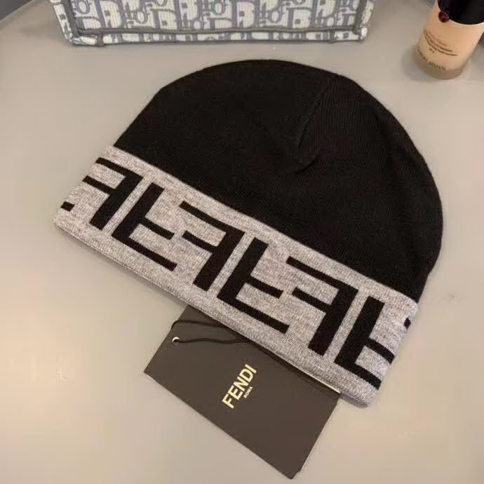 20冬季最新专柜款-Fendi早秋网红时尚博主推荐款皮标针织毛线帽，手感超柔软舒适的针织线帽，弹性极佳！时尚街头风，时尚百搭