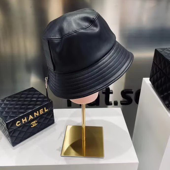 20冬季最新专柜款-罗意威LOEWE专柜同步皮革拉链皮标渔夫帽，火爆时尚单品！洗水仿小羊皮，手感超赞！时尚达人必备