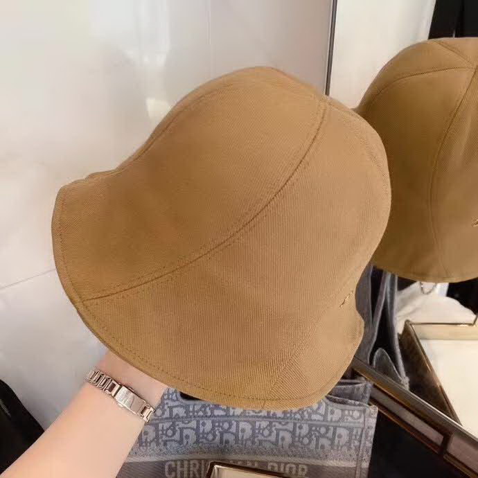 20冬季最新专柜款-Chanel可爱丸子头旋转拼接小渔夫帽，原宿风森女系，纯棉斜纹线条感很强，超显质感，偶尔偷懒不洗头，渔夫是最佳搭配单品哦！这款很休闲百搭！四季型