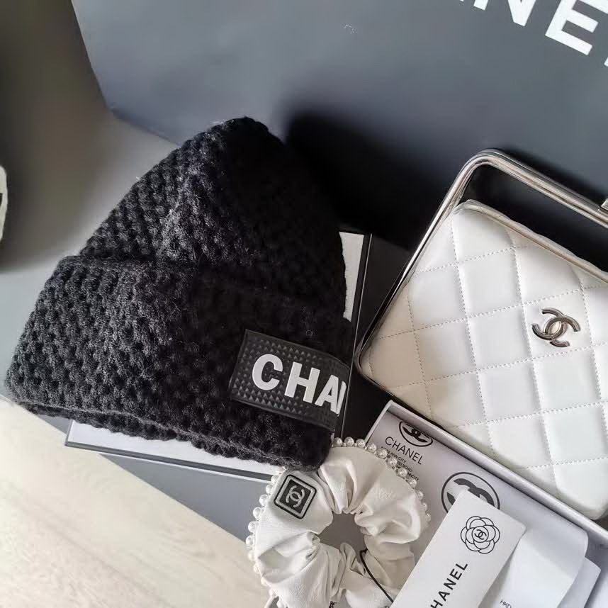 20冬季最新专柜款-Chanel针织镂空手勾毛线帽，日本定制毛线，手勾手感很好，而且非常厚实哦 质量杠杠滴，适合日常搭配 修饰脸型的单品神器