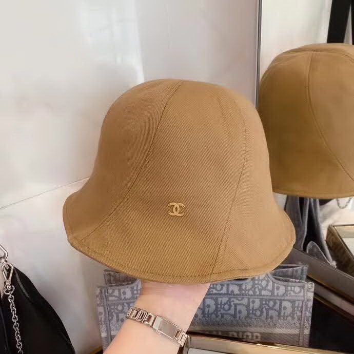 20冬季最新专柜款-Chanel可爱丸子头旋转拼接小渔夫帽，原宿风森女系，纯棉斜纹线条感很强，超显质感，偶尔偷懒不洗头，渔夫是最佳搭配单品哦！这款很休闲百搭！四季型
