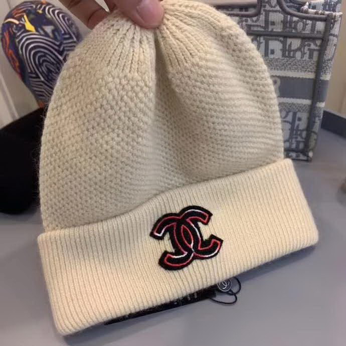 20冬季最新专柜款-Chanel新款字母刺绣标针织羊毛毛线帽，定制羊毛，简约帅气新标志，男女同款。超酷时尚街头风！