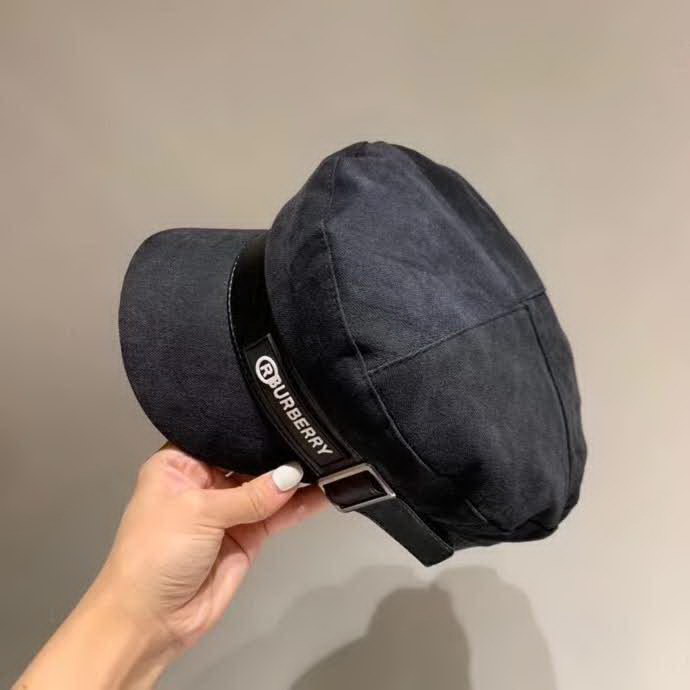 20冬季最新专柜款-Burberry简约时尚军帽，帽型超正的，帆布面料 四季皆宜，名媛范儿十足
