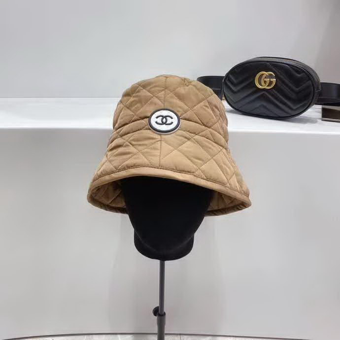 20冬季最新专柜款-香奈儿Chanel新款菱形格羽绒棉抽绳渔夫帽桶帽，很法式的一款，抽绳头围，有效挡风保暖，防水布面料，帽子柔软轻盈舒适！桶帽形状超好遮脸呦