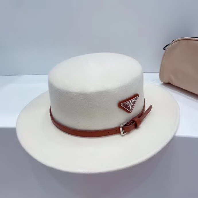 20冬季最新专柜款-普拉达Prada新款皮带三角标志羊毛平顶礼帽，满屏的高级风，气场十足，羊毛材质。衣橱时尚搭配单品！