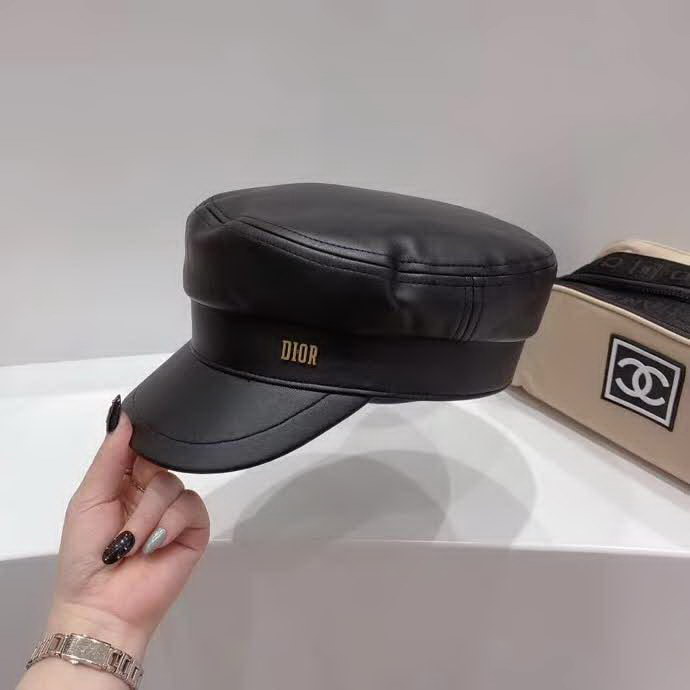 20冬季最新专柜款-迪奥Dior新款皮革军帽，高品质人造皮革仿洗水小羊皮，手感超赞，简约完美线条，时尚达人新宠！凹造型。无敌美