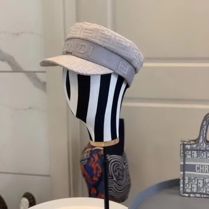 20冬季最新专柜款-Fendi20秋冬新款老花字母logo童帽军帽超名媛，加深帽型更显气质，本季爆款