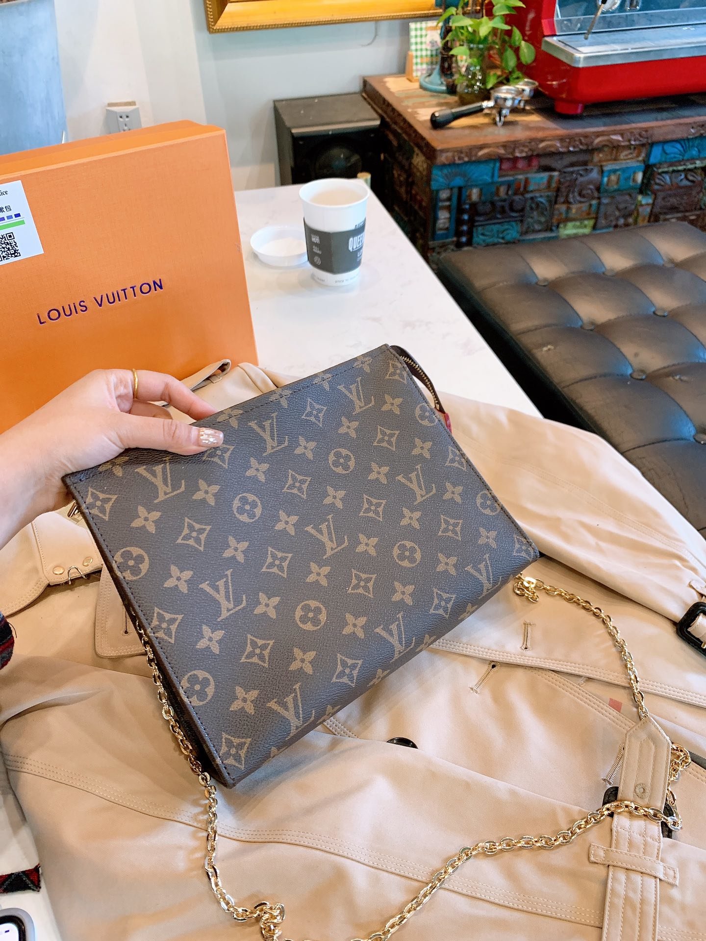 LOUIS VUITTON  LB0212005020129  size: 25x19cm