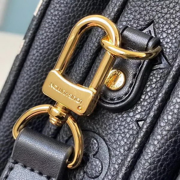 【原版皮】路易威登/LV Pochette Métis 手袋，以压纹皮革呈现超大Monogram印花，搭配顶部编织手柄，涂鸦风格挂饰和S-lock锁扣，即刻俘获视觉焦点，款号：M45385