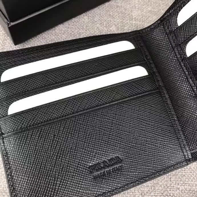 【原版皮】普拉达/Prada 短款钱夹，选用十字纹小牛皮裁制而成，边角点缀三角唛，经典之作，简单时尚，款号：2M0513