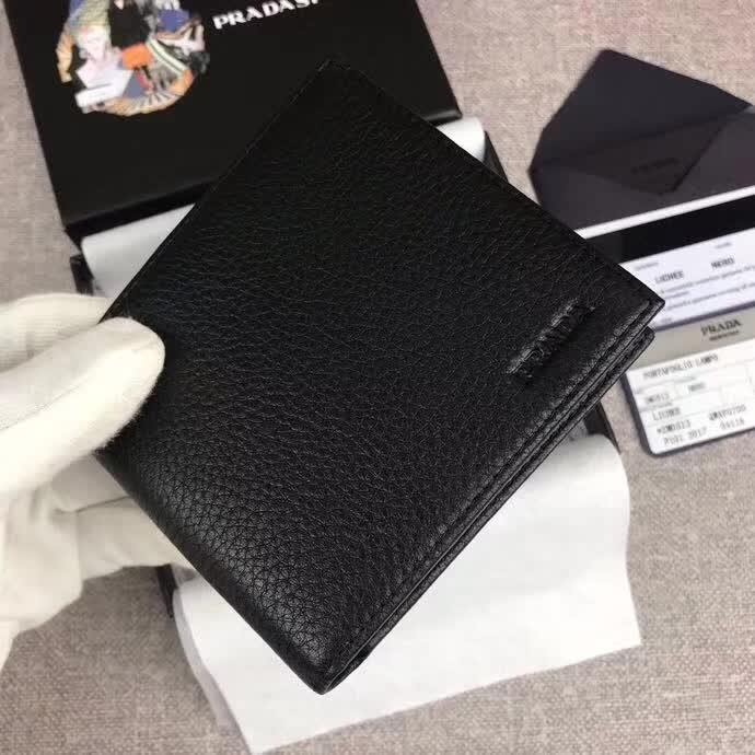 【原版皮】普拉达/Prada 短款钱夹，选用摔纹小牛皮裁制而成，边角热压印字母标识，经典之作，简单时尚，款号：2M0513