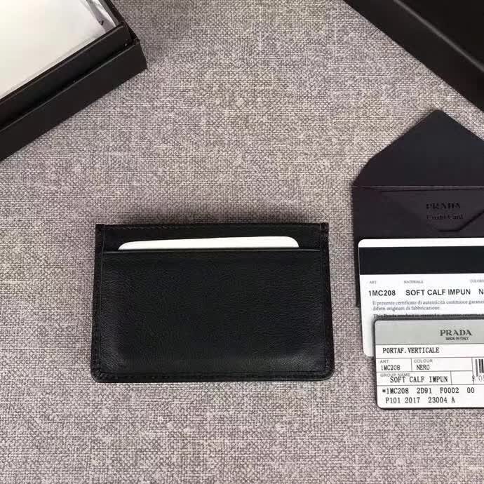 【原版皮】普拉达/Prada 卡夹，选用纳帕牛皮裁制而成，点缀散字唛徽标，精湛走线均匀整齐，款号：1MC208