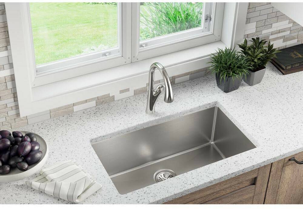 Elkay Crosstown Stainless Steel 30-1/2x22 x 18-1/2x22 x 10x22 Single Bowl Undermount Sink Kit EFRU281610TC