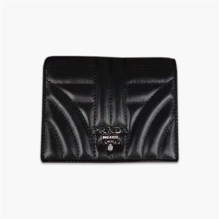 【原版皮】普拉达/Prada 短款钱夹，选用纳帕牛皮裁制而成，点缀散字唛徽标，精湛走线均匀整齐，款号：1MV204