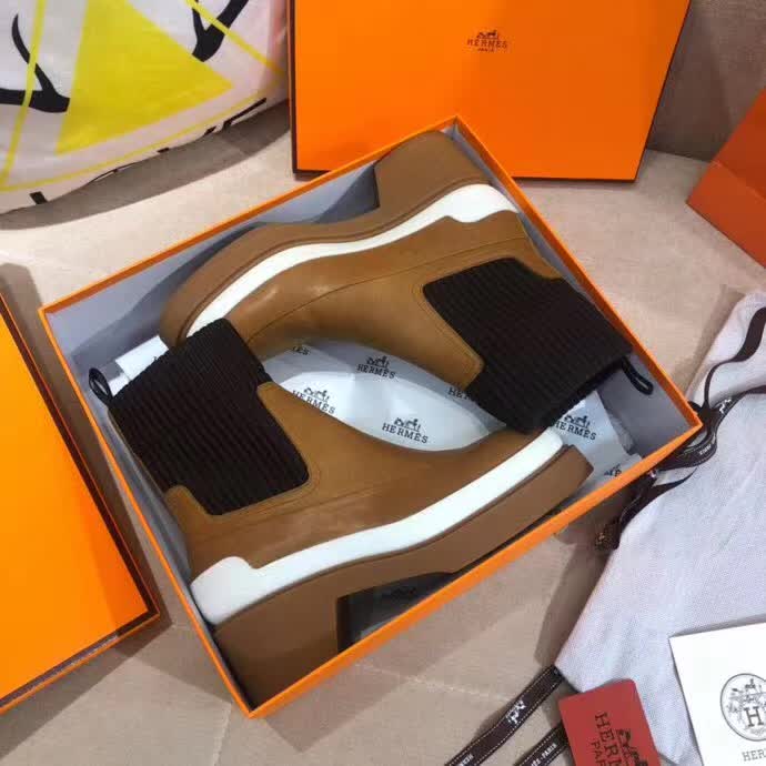 20秋季最新专柜款-爱马仕Hermes2020秋冬矮靴，可以说这是H家最年轻的，专柜第一眼看见就入手，上脚无敌好看，特别秀气修饰脚型。上脚很舒服